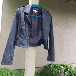 Short fake leather jacket